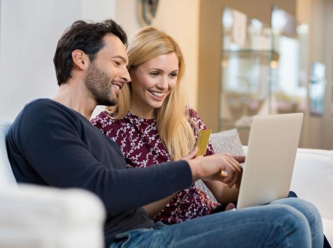 couple online shopping